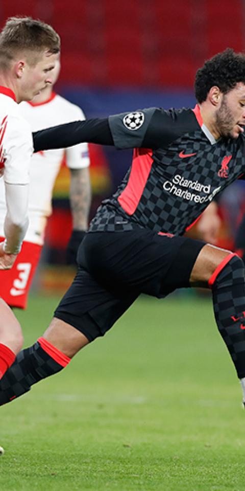 Alex Oxlade-Chamberlain disputa un balón con Daniel Olmo. Conoce las cuotas para el nuevo Liverpool Vs RB Leipzig.