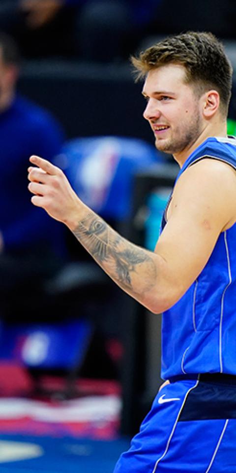 Luka Doncic señala a alguien y sonríe. Conoce las cuotas para el Mavericks Vs Spurs de la NBA