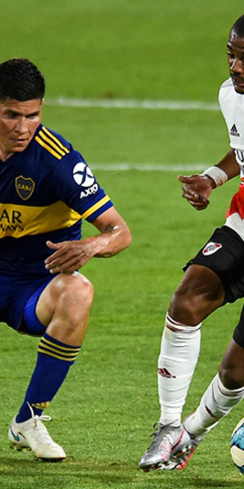 Jorman Campuzano disputa con balón con Nicolas De La Cruz. Conoce las cuotas y picks del Boca Juniors Vs River Plate.