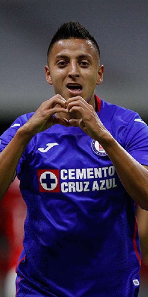 Roberto Alvarado celebra un gol marcado en la Liga MX. Encuentra las cuotas para el Cruz Azul Vs Monterrey