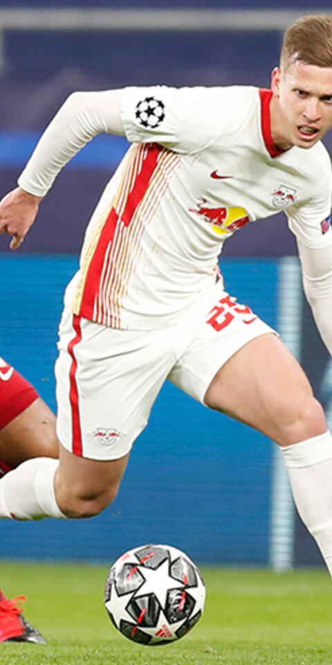 Dani Olmo regatea a Thiago en su último partido ante Liverpool. Conoce las cuotas del RB Leipzig Vs Eintracht Frankfurt