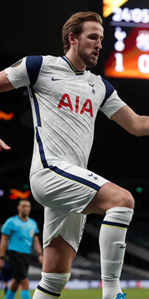Harry Kane salta para celebrar un gol. Encuentra los pronósticos y las cuotas actualizadas para el Arsenal Vs Tottenham.