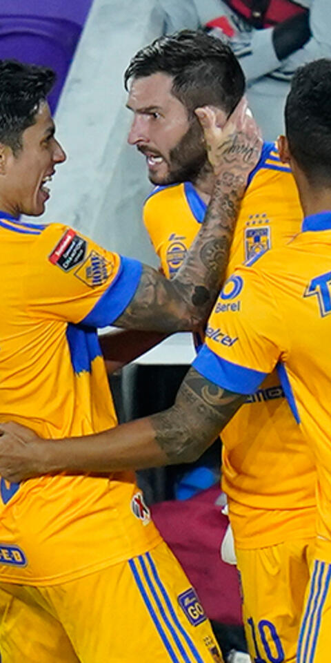 Andre-Pierre Gignac celebra un gol con sus compañeros. Conoce las cuotas para el Pachuca Vs Tigres UANL de la Liga MX.