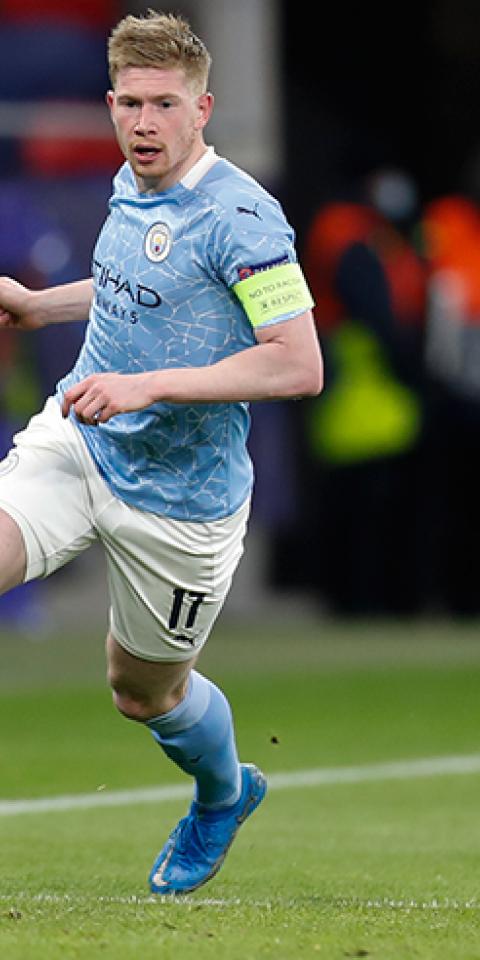 Kevin De Bruyne corre con el balón. Encuentra los mejores pronósticos y las cuotas del Everton Vs Manchester City