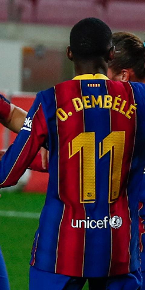 Messi y Jordi Alba celebran un gol junto a otros compañeros. Conoce las cuotas del Real Sociedad Vs Barcelona de LaLiga.