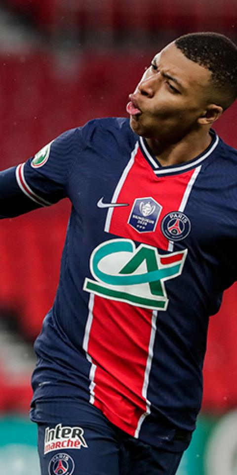 Kylian Mbappé celebra un gol con el PSG. Conoce las cuotas y los pronósticos del Lyon Vs PSG de la Ligue 1.