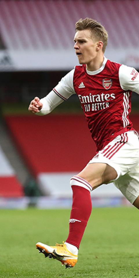Martin Odegaard corre para celebrar un gol. Conoce las cuotas del West Ham Vs Arsenal y los mejores pronósticos.