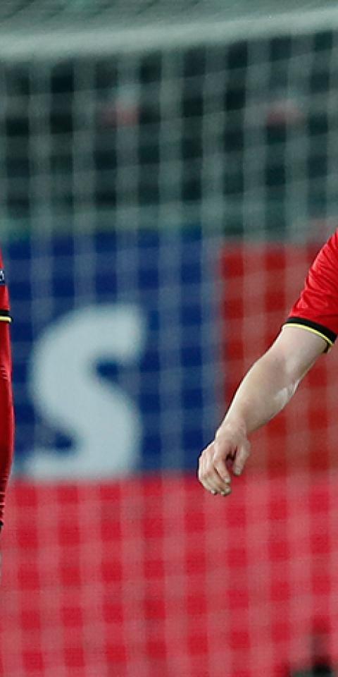 Kevin De Bruyne y Romelu Lukaku se retiran de un terreno de juego. Conoce las cuotas para el Bélgica Vs Gales.