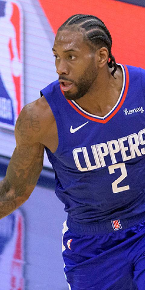 Kawhi Leonard inicia una jugada con los Clippers. Conoce las cuotas para el Clippers Vs Hawks de la NBA