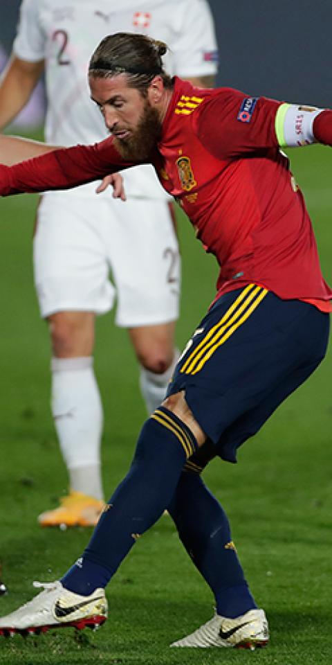 Sergio Ramos dispara a portería ante Suiza. Conoce los pronósticos y las cuotas para el España Vs Grecia.