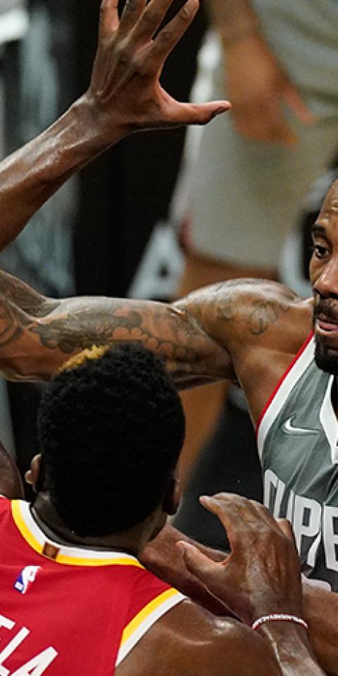 Kawhi Leonard trata de dar una asistencia en su último partido. Conoce las cuotas del Spurs Vs Clippers de la NBA.