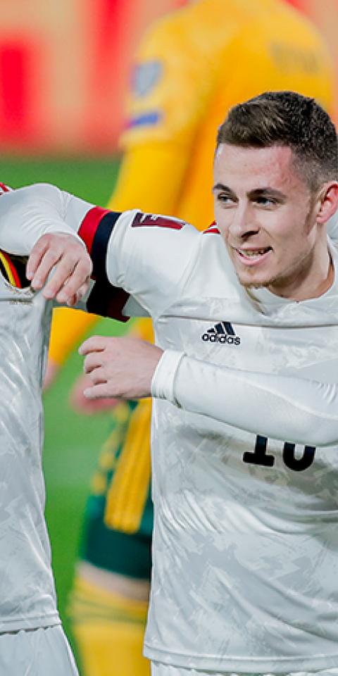 Thorgan Hazard celebra un gol con Lukaku y Mertens. Encuentra las cuotas y pronósticos del República Checa Vs Bélgica.