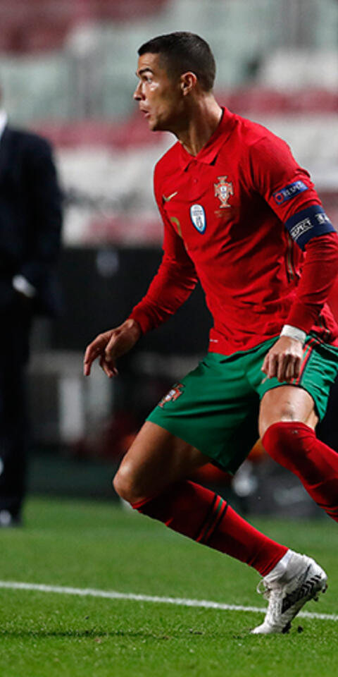 Cristiano Ronaldo conduce el balón con su selección. Conoce las cuotas y pronósticos para el Serbia Vs Portugal.