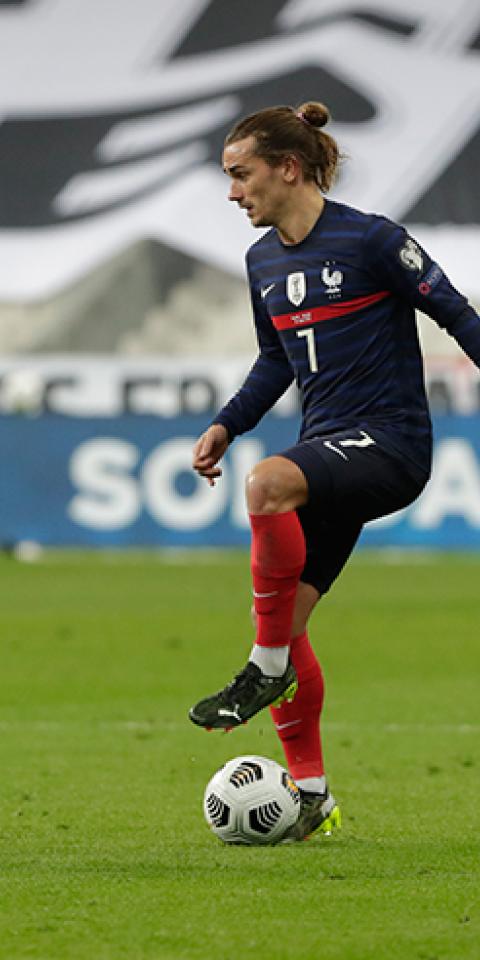 Antoine Griezmann pisa el balón ante los rivales. Conoce las cuotas para el Bosnia y Herzegovina Vs Francia