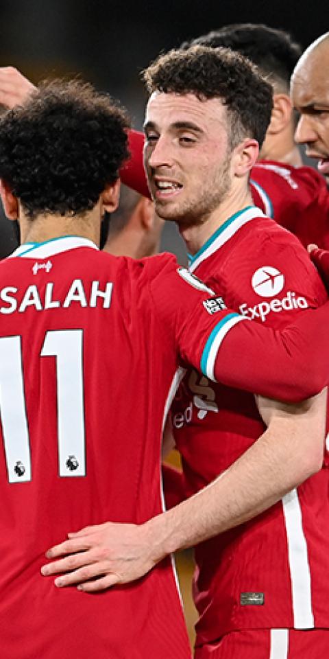 Diogo Jota, Salah y otros jugadores del Liverpool se abrazan. Conoce las cuotas del Arsenal Vs Liverpool.