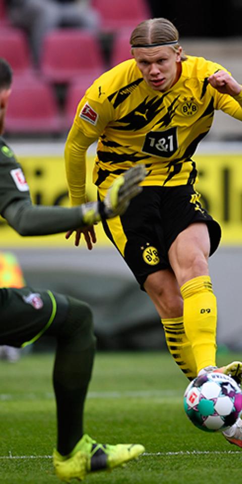Erling Haaland dispara a puerta. El jugador es protagonista en las cuotas del Borussia Dortmund vs Eintracht Frankfurt.