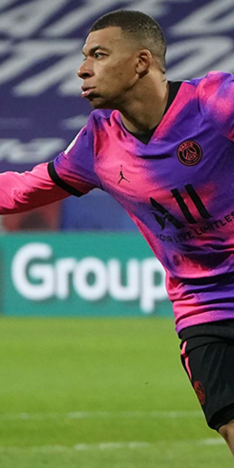 Kylian Mbappe celebra un nuevo gol con la camiseta del PSG. Conoce las cuotas y pronósticos del PSG vs Lille