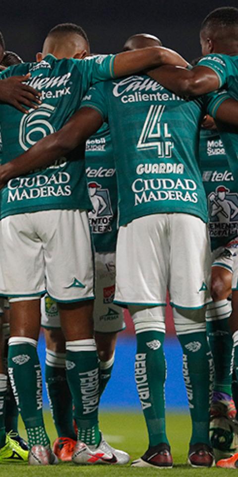 Los jugadores de Club León se abrazan antes de un partido. Encuentra los pronósticos del Club León Vs Toluca.