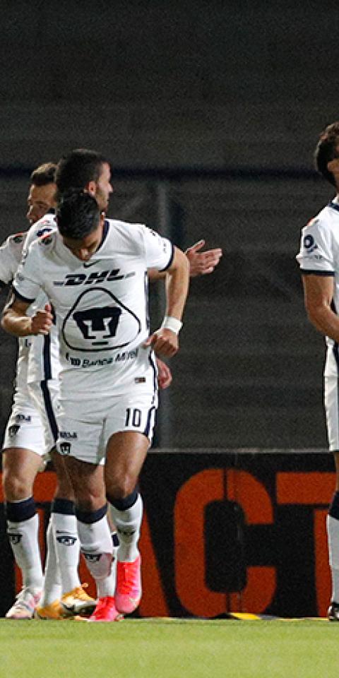 Juan Dinenno celebra con sus compañeros tras anotar de penalti. Conoce los pronósticos del Pumas UNAM Vs Pachuca.