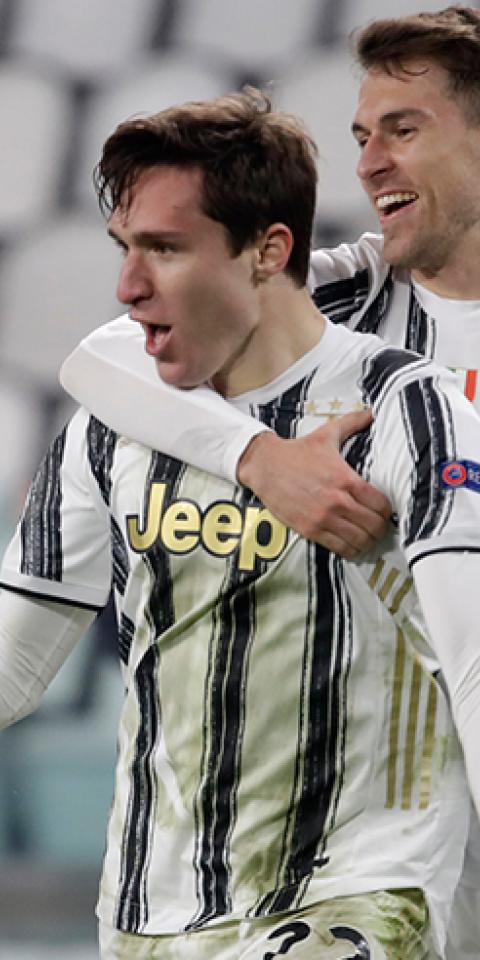 Federico Chiesa celebra un gol con Ramsey. Conoce las cuotas del Juventus Vs Napoli.