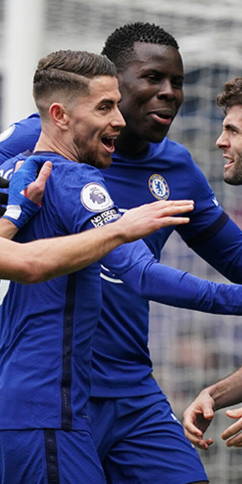 Christian Pulisic celebra un gol con sus compañeros. Conoce las cuotas del Porto Vs Chelsea.