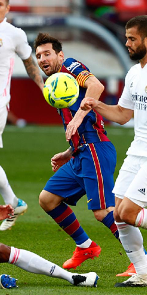 Messi trata de filtrar un balón entre Nacho y Varane. Conoce las cuotas del Real Madrid Vs Barcelona