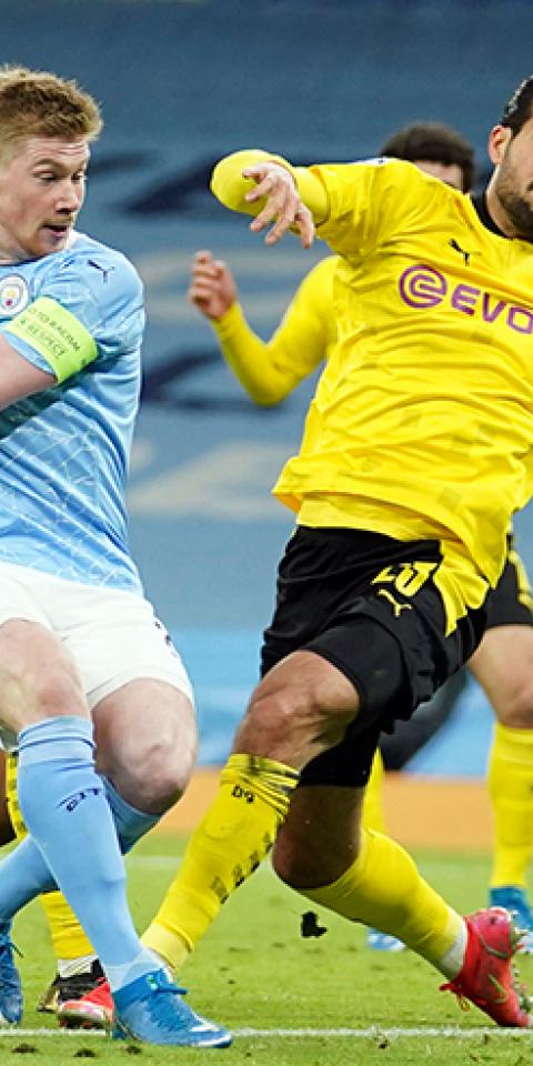 De Bruyne dispara entre defensas del Dortmund. Pronósticos del Borussia Dortmund Vs Manchester City