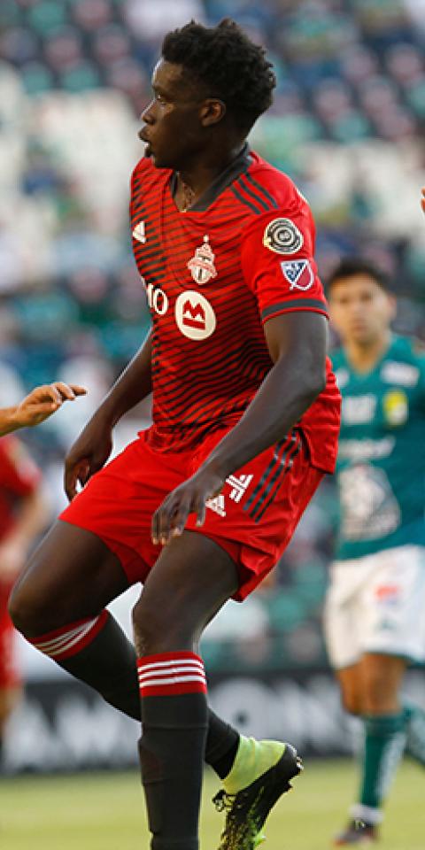 Noble Okello controla un balón entre jugadores del León. Conoce las cuotas Toronto FC Vs Club León