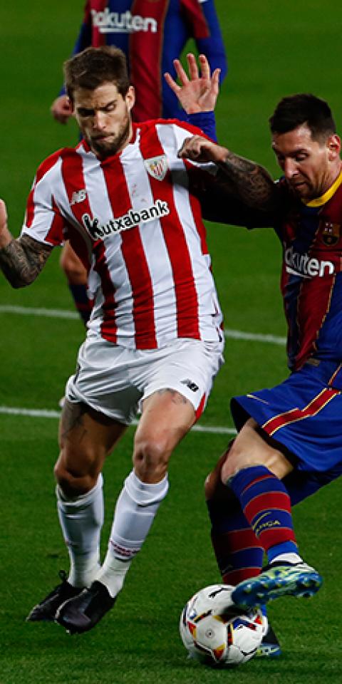 Messi intenta regatear a Iñigo Martínez. Conoce las cuotas del Athletic Club Vs Barcelona