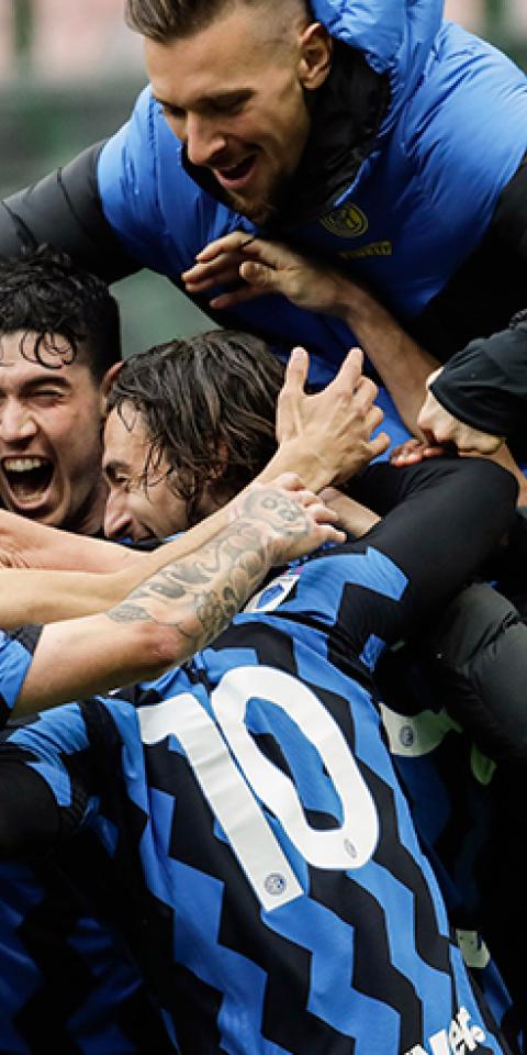 Los jugadores del Inter se abrazan para celebrar un gol. Conoce las cuotas del Napoli Vs Inter.
