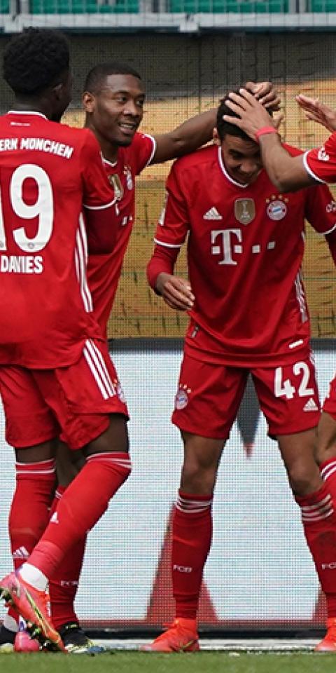 Jugadores del Bayern se felicitan tras un gol. Mira las cuotas del Bayern Múnich Vs Bayer Leverkusen
