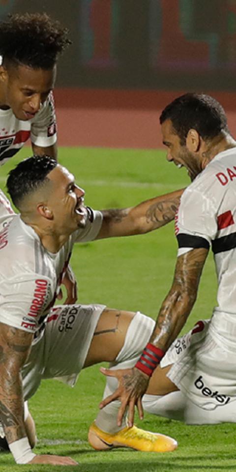 Jugadores de Sao Paulo en el suelo celebrando un gol. Mira las cuotas Sporting Cristal Vs Sao Paulo