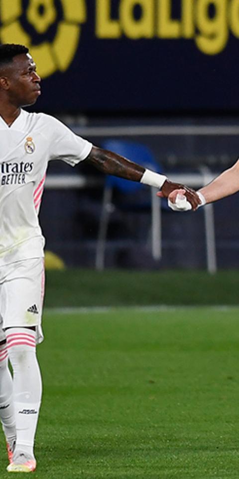 Karim Benzema da la mano a Vinicius para celebrar un gol. Conoce las cuotas del Real Madrid Vs Betis