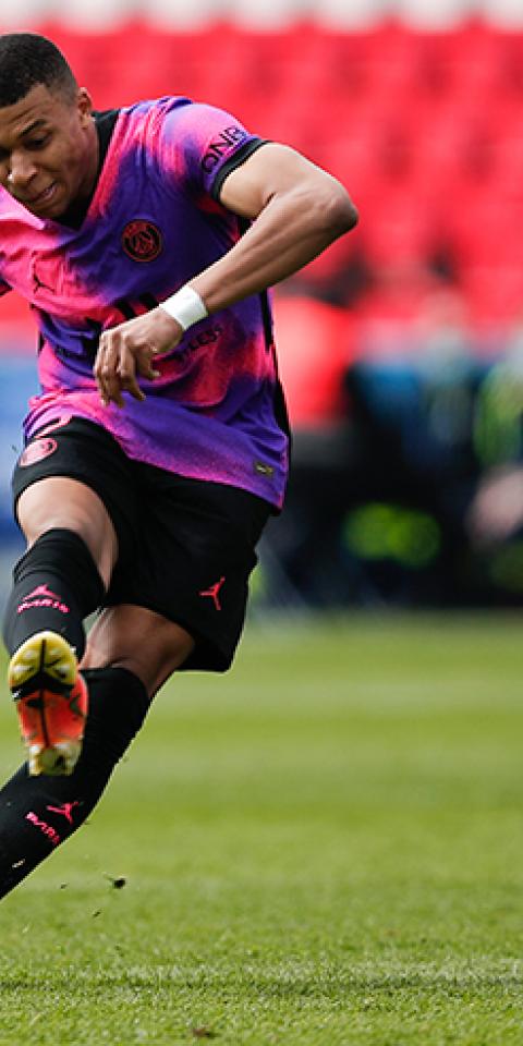 Mbappé dispara a portería. El delantero será determinante en las cuotas del PSG Vs Manchester City.