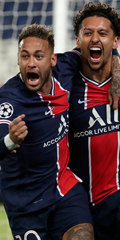 Marquinhos (derecha) y Neymar celebran un gol. Conoce las cuotas del PSG Vs Lens