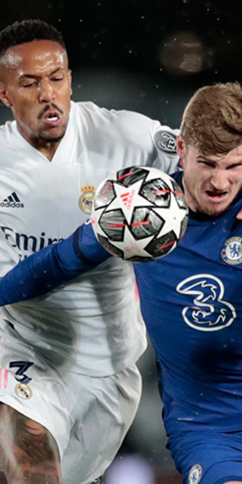 Militao (izquierda) y Timo Werner luchan por un balón. Conoce las cuotas del Chelsea Vs Real Madrid de la Champions League.