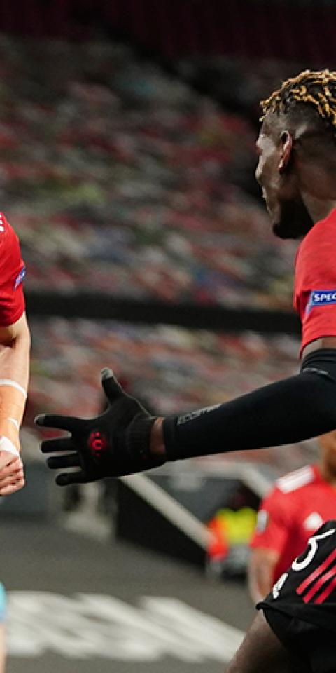 Cavani (izquierda) corre a abrazar a Pogba para celebrar un gol. Conoce los pronósticos del Roma Vs Manchester United.