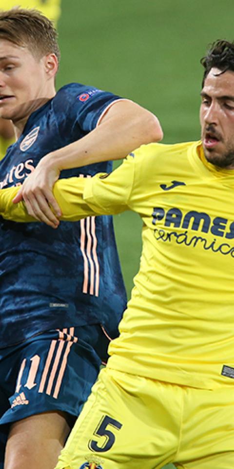 Ødegaard (izquierda) disputa un balón con Dani Parejo. Conoce las cuotas y los pronósticos del Arsenal Vs Villarreal.