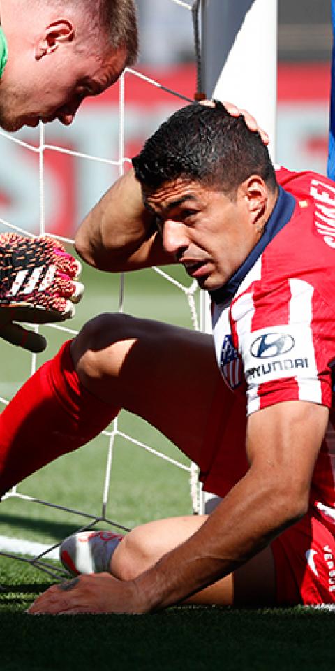 Luis Suárez se agarra la cabeza tras un choque. Conoce los pronósticos del Atlético de Madrid Vs Real Sociedad.