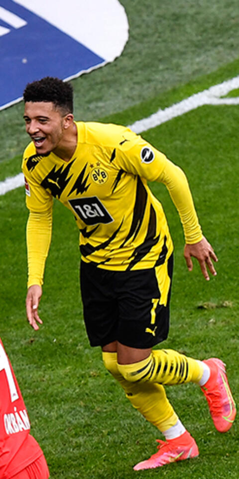 Jadon Sancho celebra un gol entre jugadores del Leipzig. Conoce los pronósticos del RB Leipzig Vs Borussia Dortmund.