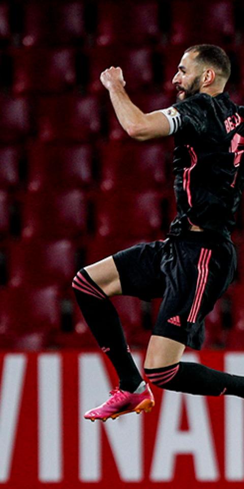 Karim Benzema celebra un gol saltando. Conoce las cuotas y pronósticos del Athletic Club Vs Real Madrid de LaLiga.