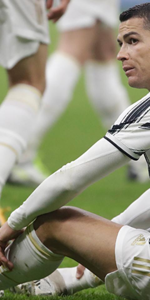 Cristiano Ronaldo se lamenta sentado en el suelo. Conoce los pronósticos del Juventus Vs Inter.