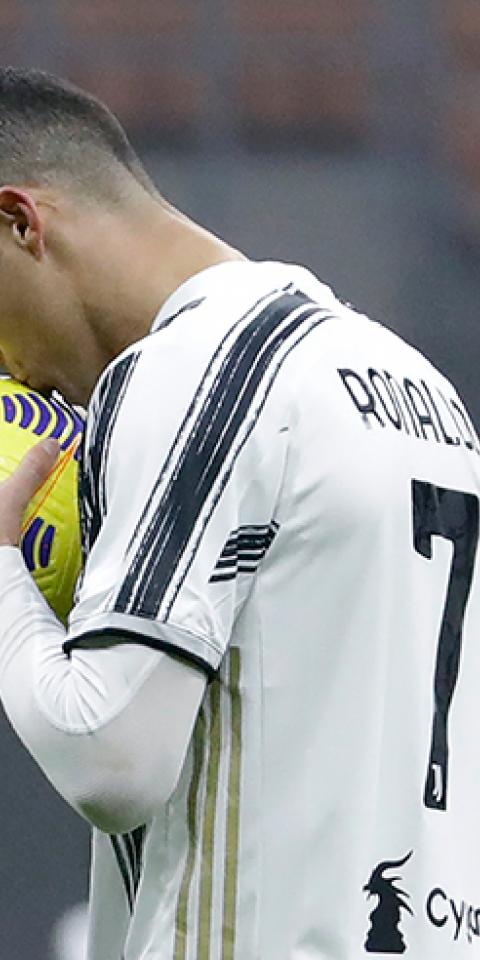 Cristiano Ronaldo besa un balón. Conoce las cuotas y los pronósticos del Atalanta Vs Juventus, partido de la Final de la Copa italia.
