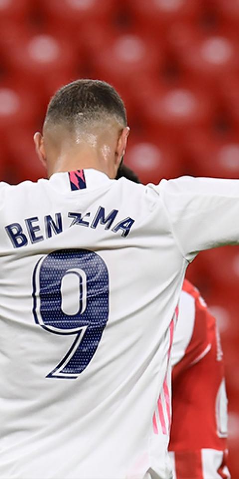 Benzema, de espaldas, alza los brazos para celebrar un gol. Conoce los pronósticos del Real Madrid Vs Villarreal.