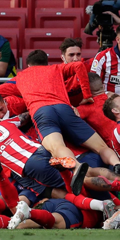 Jugadores del Atlético celebran el gol del triunfo ante Osasuna. Conoce los pronósticos del Valladolid Vs Atlético de Madrid.