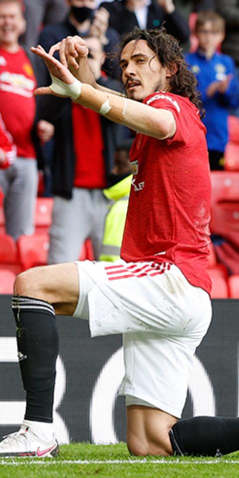 Edinson Cavani celebra un gol fingiendo lanzar una flecha. Conoce los pronósticos del Wolverhampton Vs Manchester United