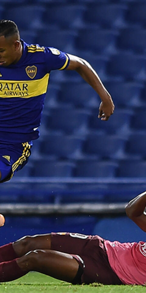 Sebastian Villa sortea la entrada de un rival. Conoce las cuotas y los pronósticos del Boca Juniors vs The Strongest.