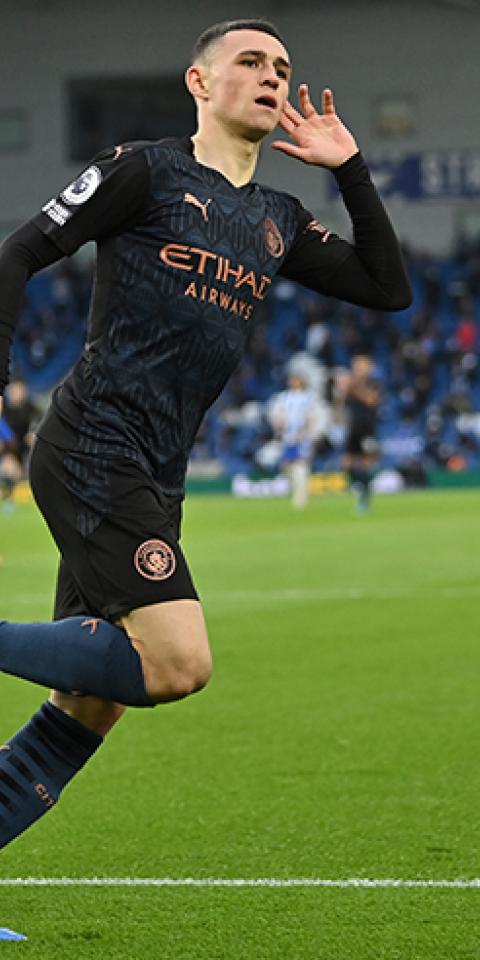 Phil Foden se lleva la mano a la oreja celebrando un gol. Conoce los pronósticos del Manchester City Vs Chelsea.