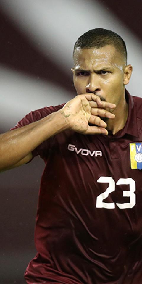 Salomón Rondón celebra un gol con Venezuela. Conoce las cuotas y pronósticos del Bolivia Vs Venezuela.