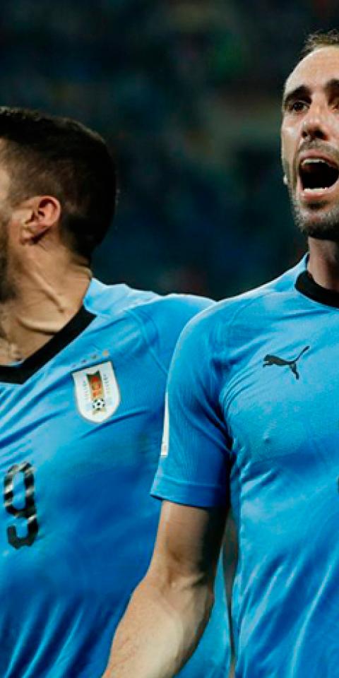 Godín y Luis Suárez celebran un gol. Conoce los pronósticos del Uruguay Vs Paraguay en las Eliminatorias Qatar 2020.